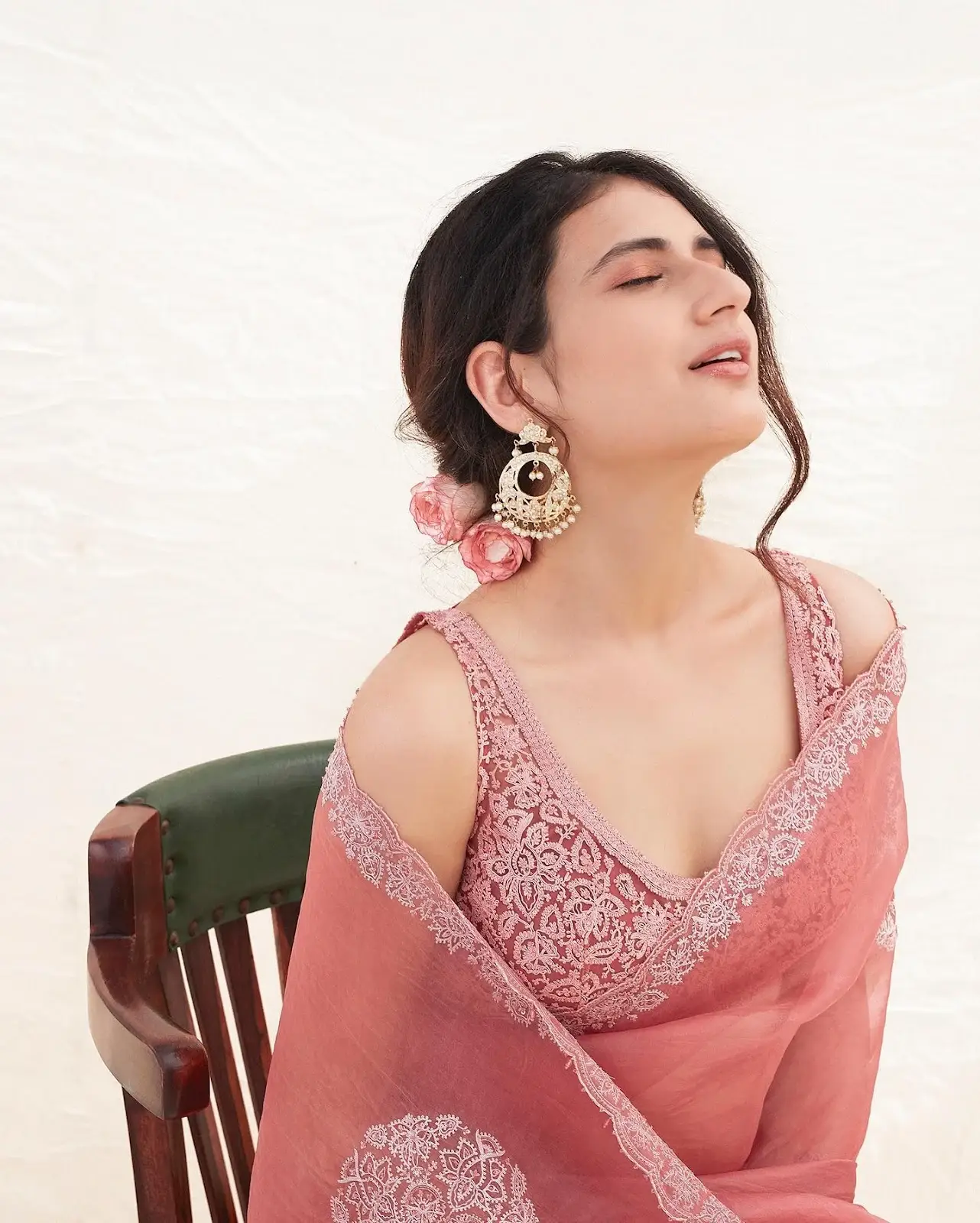 FATIMA SANA SHAIKH IN SLEEVELESS PINK SAREE